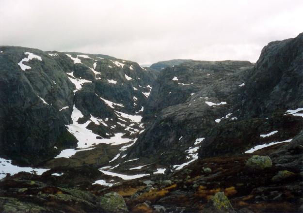 Ruten gr fra Kamsbrekka, ca. 1.100 moh, ned i Kamsdalen, ca. 900 moh. Mod st gr en ny sti mod Grautheller.