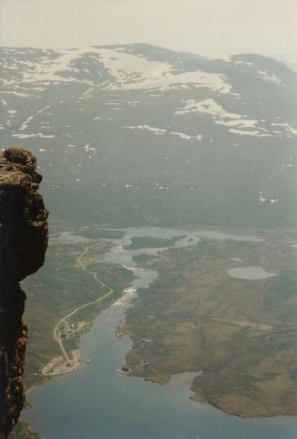 Vue fra Veslfjellet ned mod Gjendesheim og parkeringspladsen Gjendeosen.