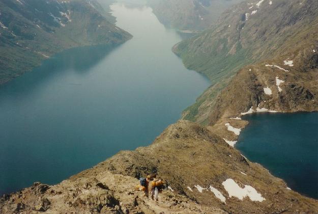 vre del af Besseggen. Iflg. eventyret om Peer Gynt skulle ryggen vre s smal, at man kan ride herp. Det krver vist en god fantasi, eller nogle lange ben. Under alle omstndigheder er det en flot tur med udsynet mod det dybbl Bessvatnet th. og den irgrnne Gjende tv. Sidstnvntes grnne farve skyldes udledning af sandpartikler fra bresmeltevand.