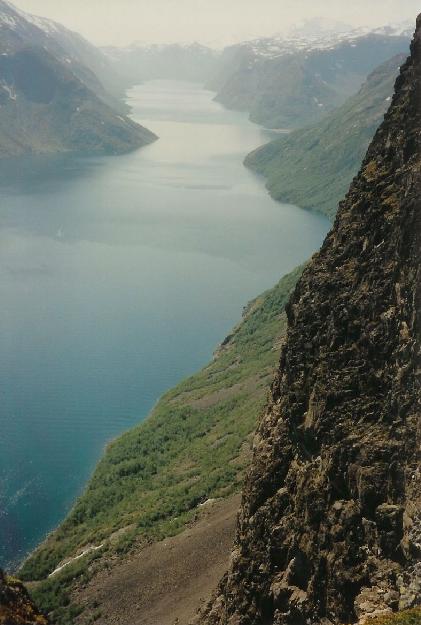 Vue fra bndet mellem Bessvatnet og Gjende ned mod Gjende.