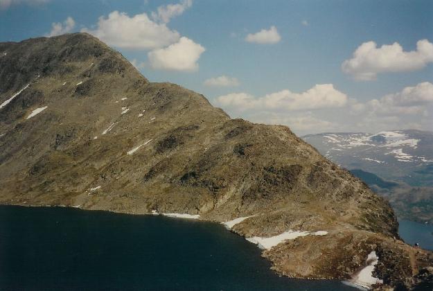 Endnu et vue tilbage mod Besseggen, ryggen ned fra Veslfjellet. Tv. Bessvatnet, th. Gjende.