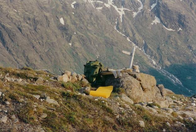 P fjellet over Memurubu, 1.400 moh, ved stideling mod Glitterheim. Nste dags vandring skulle g mod Glitterheim, og jeg gad ikke g de 400 m ned til Memurubu for at overnatte for s at returnere samme strkning morgenen efter. Vejret var godt til en udendrs overnatning. Et tordenvejr, der startede et par timer senere, ndrede dog disse planer.