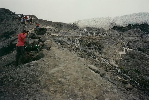 Guidet dagstur fra Spiterstulen, 1.104 moh, til Galdhpiggen, 2.468 moh, via Svellnosbreen. Langs en sidemorne op til nedre del af Svellnosbreen.