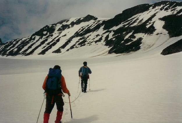 Svellnosbreen, ca. 2.000 moh. Efter passage af brefaldet p vej mod Galdhpiggen, der ses i baggrunden. Op via skrning med en del halvlse sten, ca. midt i billedet.