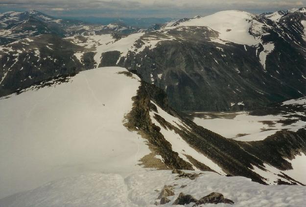 Tilbage af den vardede rute mod Spiterstulen. Det frste stykke p sne ned til Keilhaus topp, 2.355 moh, der ses midt i billedet med Visdalen bagved.