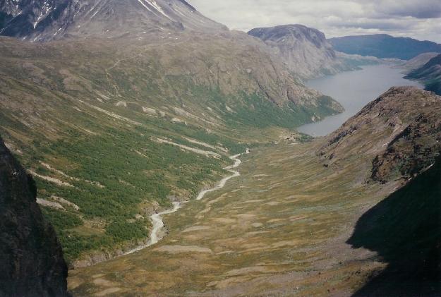 Udsigt fra Memurutunga mod Muru der lber ned gennem Memurudalen mod Memurubu ved bredden af Gjende, ca. midt i billedet. I baggrunden skimtes Veslfjellet, Besseggen og Gjendesheim hvor turen startede.