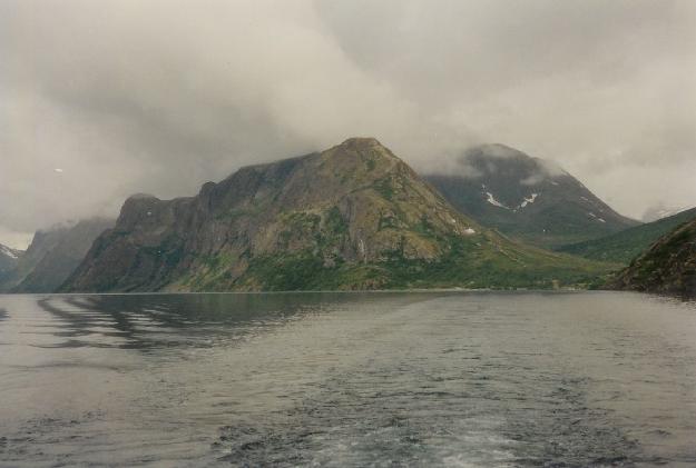 Sejltur fra Memurubu tilbage til Gjendesheim. Vue tilbage mod Memurubu og Sjugurdtinden.