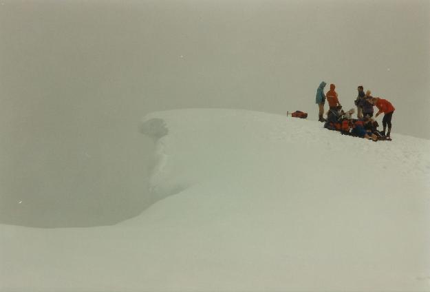 Personerne er tt p topskablens nordlige kant. Under overhnget p skavlen er der et frit fald p ca. 250 m ned til Grjotbreen.